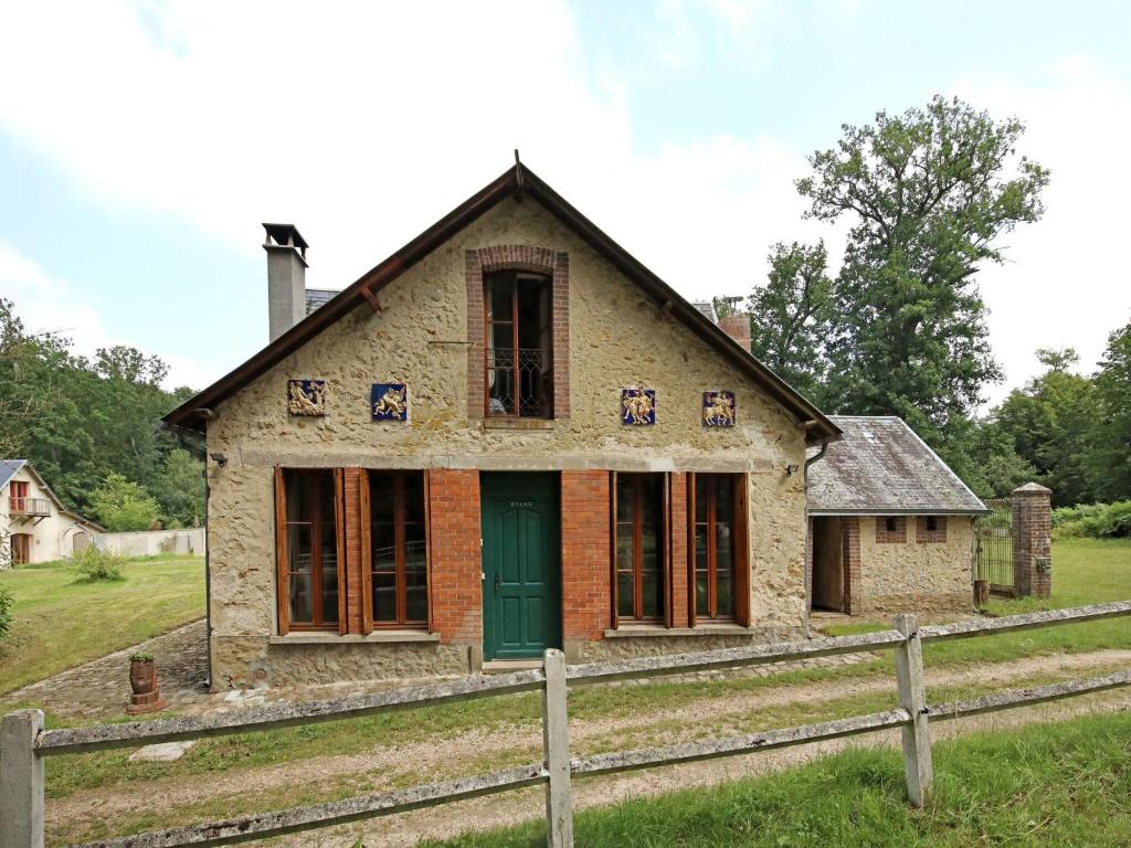 Traditional Holiday Home in Raizeux with Terrace , 78125 Raizeux