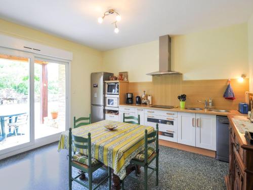 Traditional Holiday Home in Vers Pont du Gard with Garden