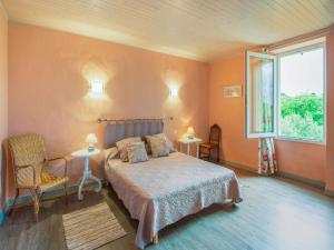 Traditional Holiday Home in Vers Pont du Gard with Garden