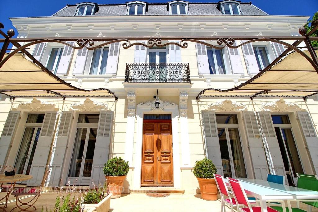 Traditional holiday on wine estate with private pool in South France