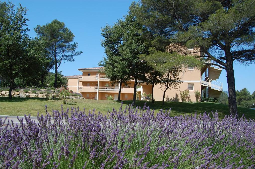 Traditional house in a calm residence in Sanary-sur-Mer - Welkeys