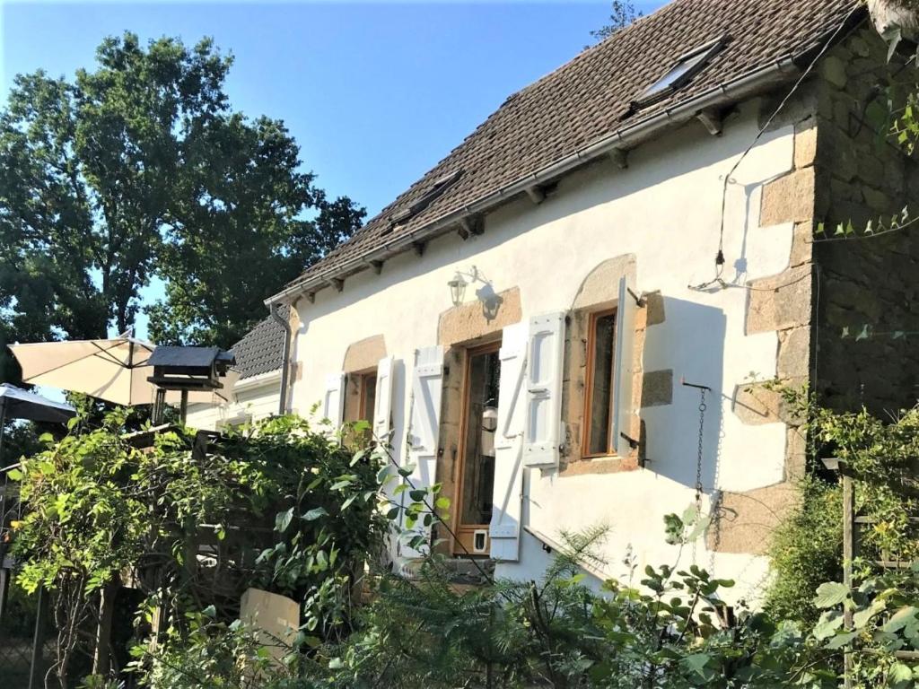 Tranquil Holiday Home in Auriac with Outdoor Swimming Pool , 19220 Auriac