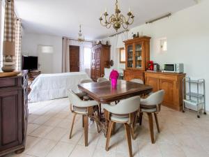 Tranquil holiday home in Cébazan with private pool