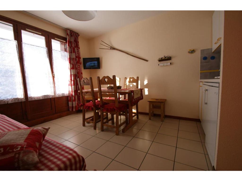 Tranquil Holiday Home in Englesqueville la Percee with Garden