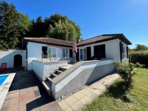 Traumhaftes Poolhaus am idyllischen Ortsrand