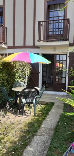 Triplex avec jardinet - wifi - à 400m de la plage