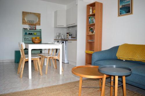 Triplex avec jardinet - wifi - à 400m de la plage