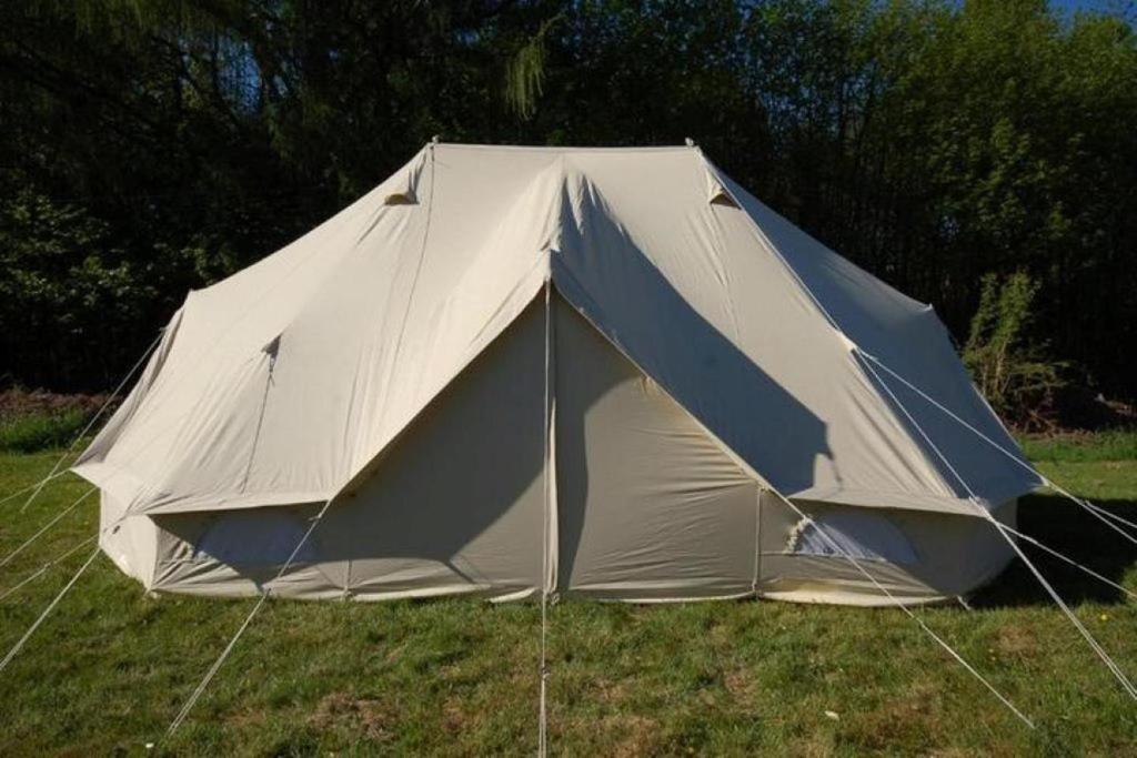 Maison de vacances Twin Emperor Tent in Le Vieux Cerier Charente French Fields Luxury Glamping, Domicile 4 16350 Le-Vieux-Cérier