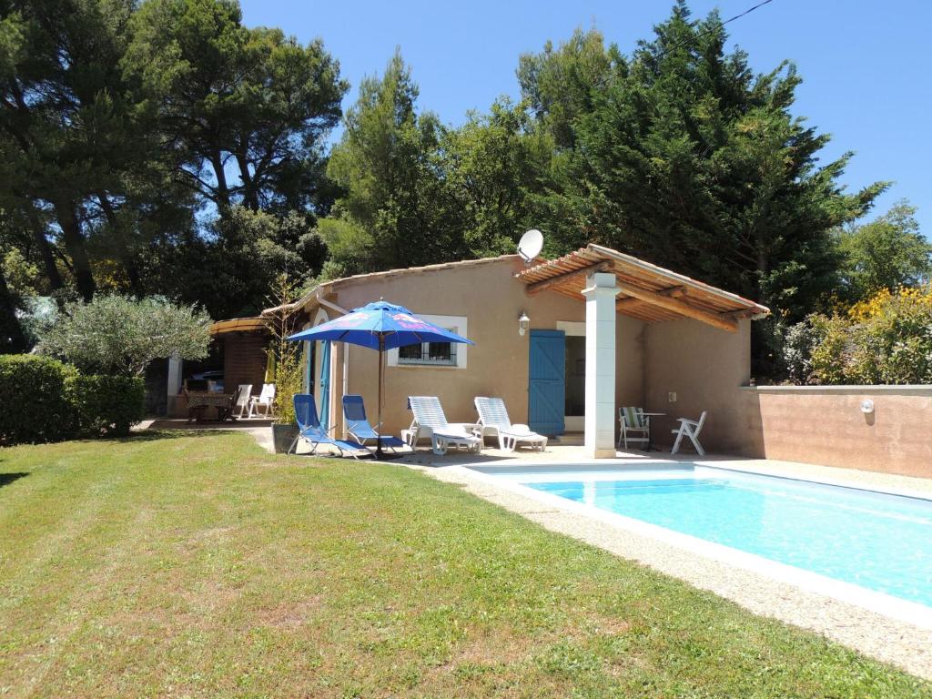 Maison de vacances Typical house of South East France with blue shutters  84110 Buisson