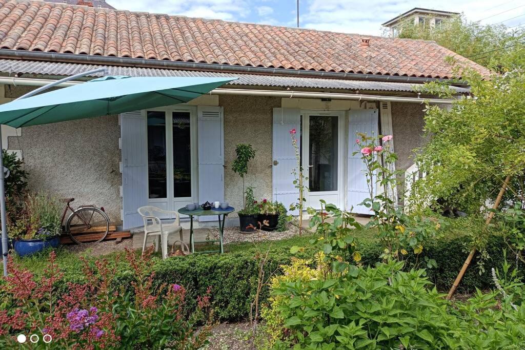 Maison de vacances Un paradis de verdure en plein centre ville 7 Rue Camille Desmoulins 24000 Périgueux