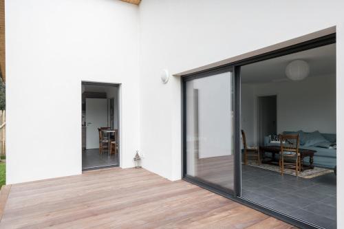 Une belle maison ouverte sur le jardin, près de la mer