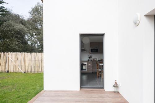 Une belle maison ouverte sur le jardin, près de la mer