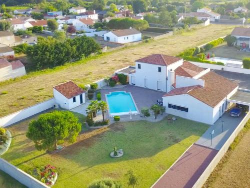 Une grande villa avec piscine aux Sables d Olonne