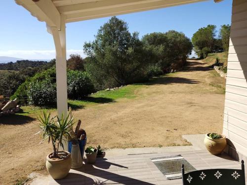 Une maison bois sur la colline à 1500 M des plages