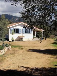 Une maison bois sur la colline à 1500 M des plages