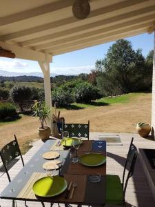 Une maison bois sur la colline à 1500 M des plages