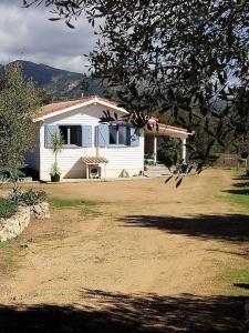 Maison de vacances Une maison bois sur la colline à 1500 M des plages MANULONGU RTE DE CARGESE 20130 Cargèse Corse