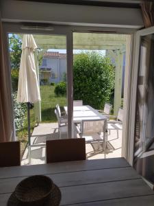 Maison de vacances Une maisonnette vendeenne avec acces piscine du fradin, 650 85440 Saint-Jean-dʼOrbetiers Pays de la Loire