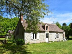 Unique Holiday Home with Pool in Combreux Centre