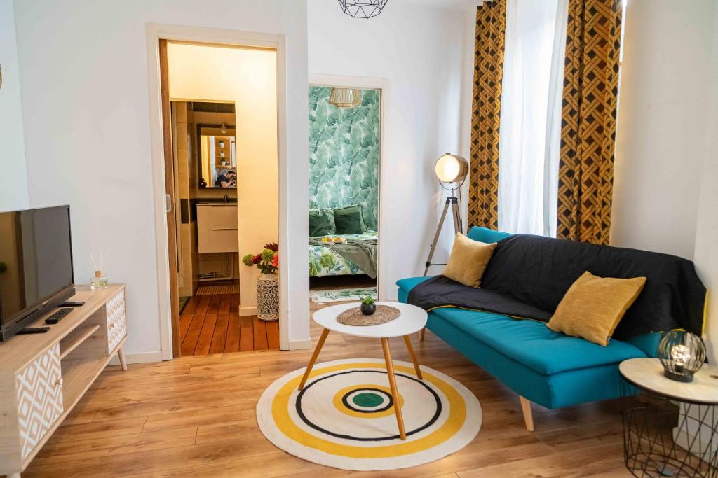 Uzes 2 bed/bath house steps from Place aux Herbes