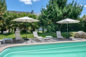 Vacances detente dans cette maison avec piscine a Crach
