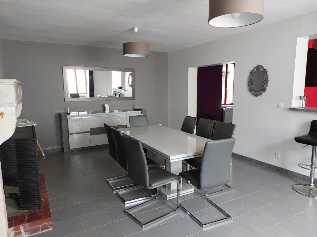 Very spacious cottage with a separate guest house on a medieval domain 24800 Chalais