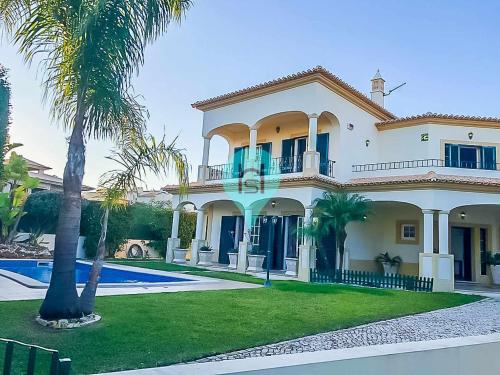 Vila com 5 quartos e piscina privada