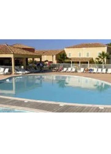 Villa agréable avec jardin et piscines