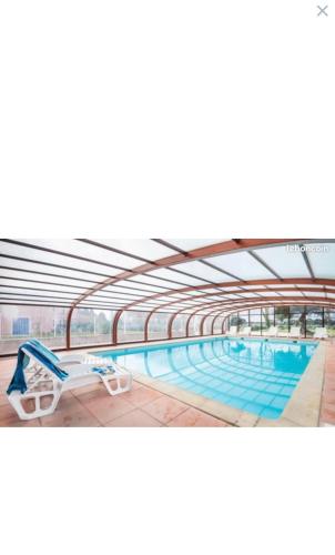 Villa agréable avec jardin et piscines