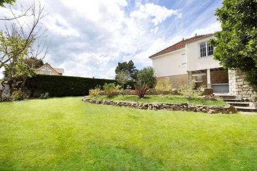 Villa arborée en front de mer