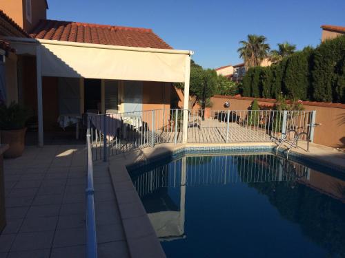 villa avec piscine chauffee securisee 500m mer