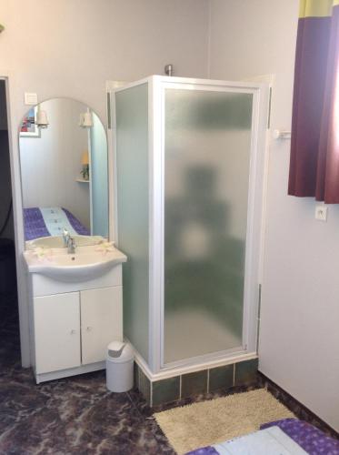 villa avec piscine chauffee securisee 500m mer