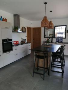 Villa avec piscine dans quartier résidentiel