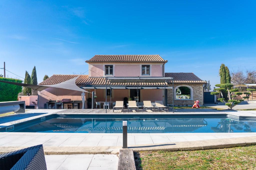 Villa avec piscine dans quartier résidentiel