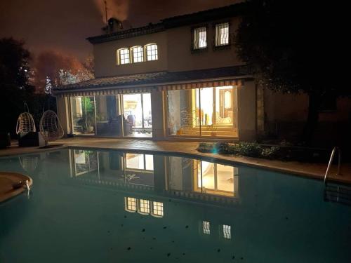 Villa avec piscine et jacuzzi en bordure de forêt