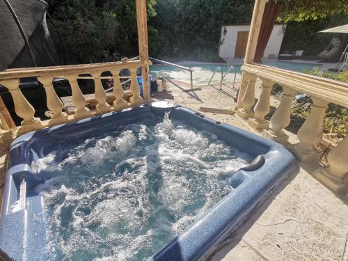 Villa avec piscine et jacuzzi en bordure de forêt