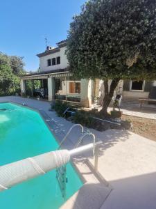 Villa avec piscine et jacuzzi en bordure de forêt