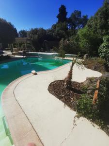 Villa avec piscine et jacuzzi en bordure de forêt