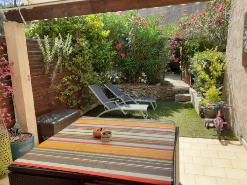 Villa club Sanary dans résidence fermée et arborée 10min a pied de la plage
