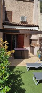 Villa club Sanary dans résidence fermée et arborée 10min a pied de la plage