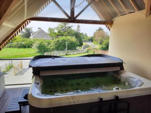 Maison de vacances Villa Jacuzzi au pied de la Baie du Mont St Michel Rue du Bois des Meules 50530 Genêts Normandie