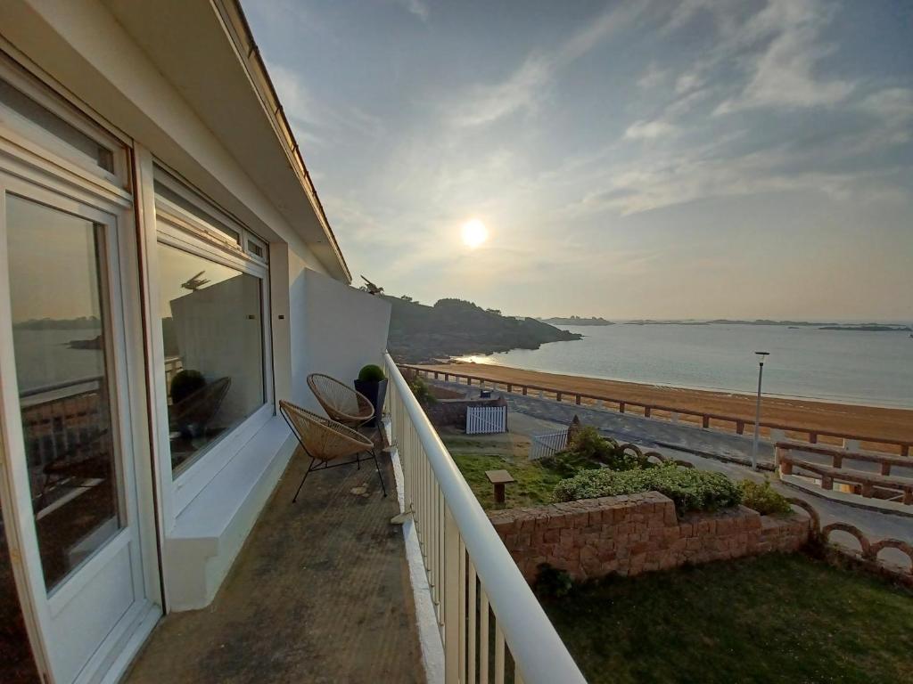 Villa les Pieds dans l'Eau 3 Plage du Coz-Pors, 22730 Trégastel