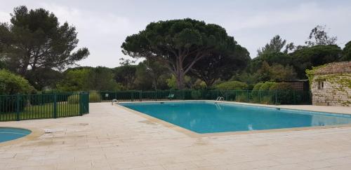 Villa on the Domaine de Font Mourier 2.5 km from the sea
