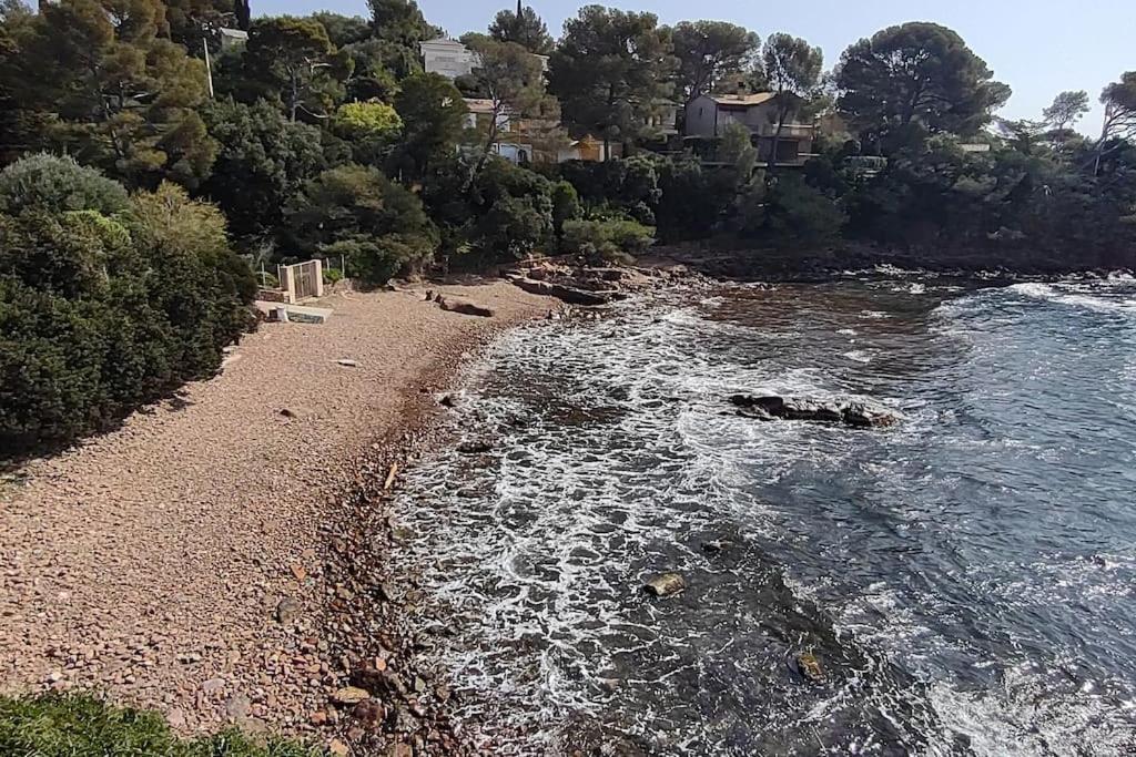 VILLA PIEDS DANS L'EAU VUE MER DANS DOMAINE PRIVE 251 Allée de la Pointe des Moines, 83700 Port Santa-Lucia