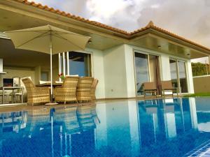 Villa Pinheira III heated pool