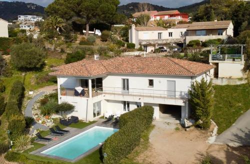 Villa piscine vue mer
