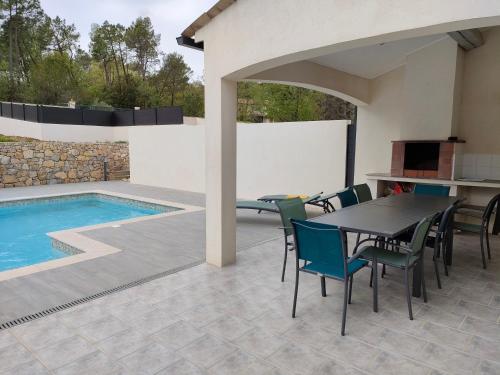 Villa plein sud avec piscine.