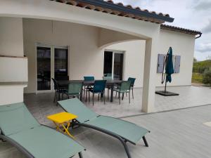 Villa plein sud avec piscine.