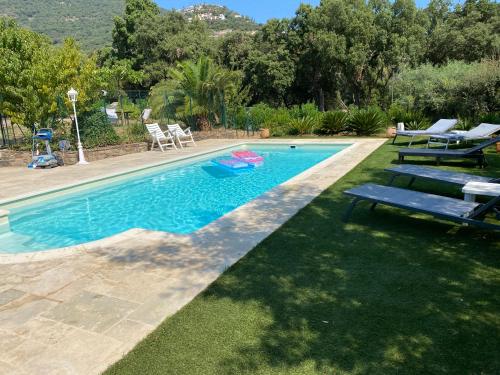 Villa proche de St Tropez avec piscine et grand jardin au calme