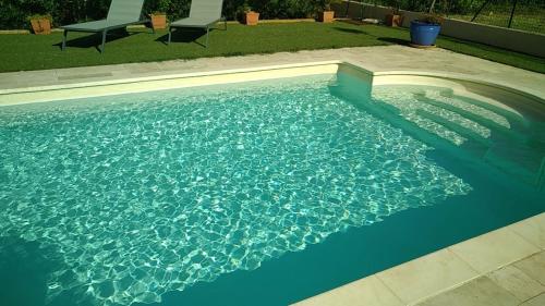 Villa proche de St Tropez avec piscine et grand jardin au calme